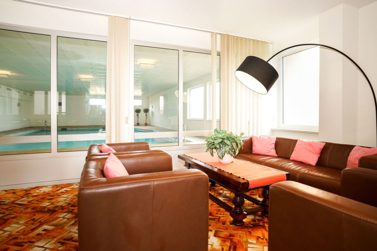 Wohnzimmer mit Blick auf Innenpool