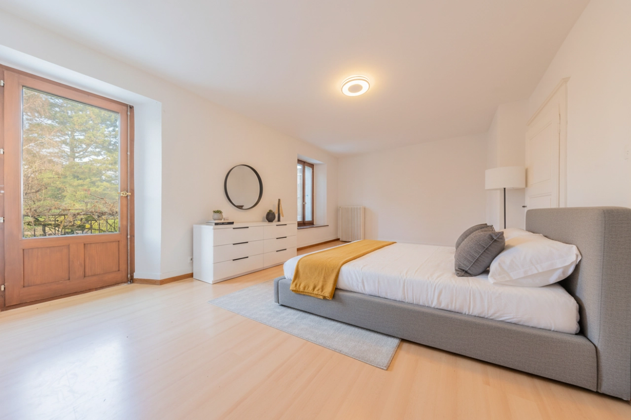 Helles Schlafzimmer mit Blick ins Grüne