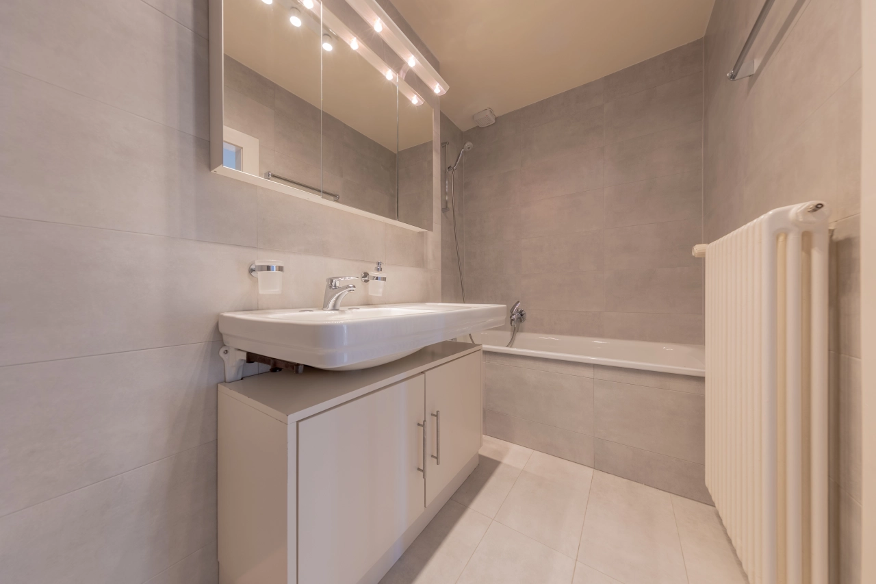 Modernes Badezimmer mit Badewanne und Waschtisch
