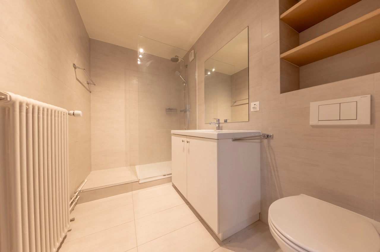 Modernes Badezimmer mit Dusche und Waschtisch