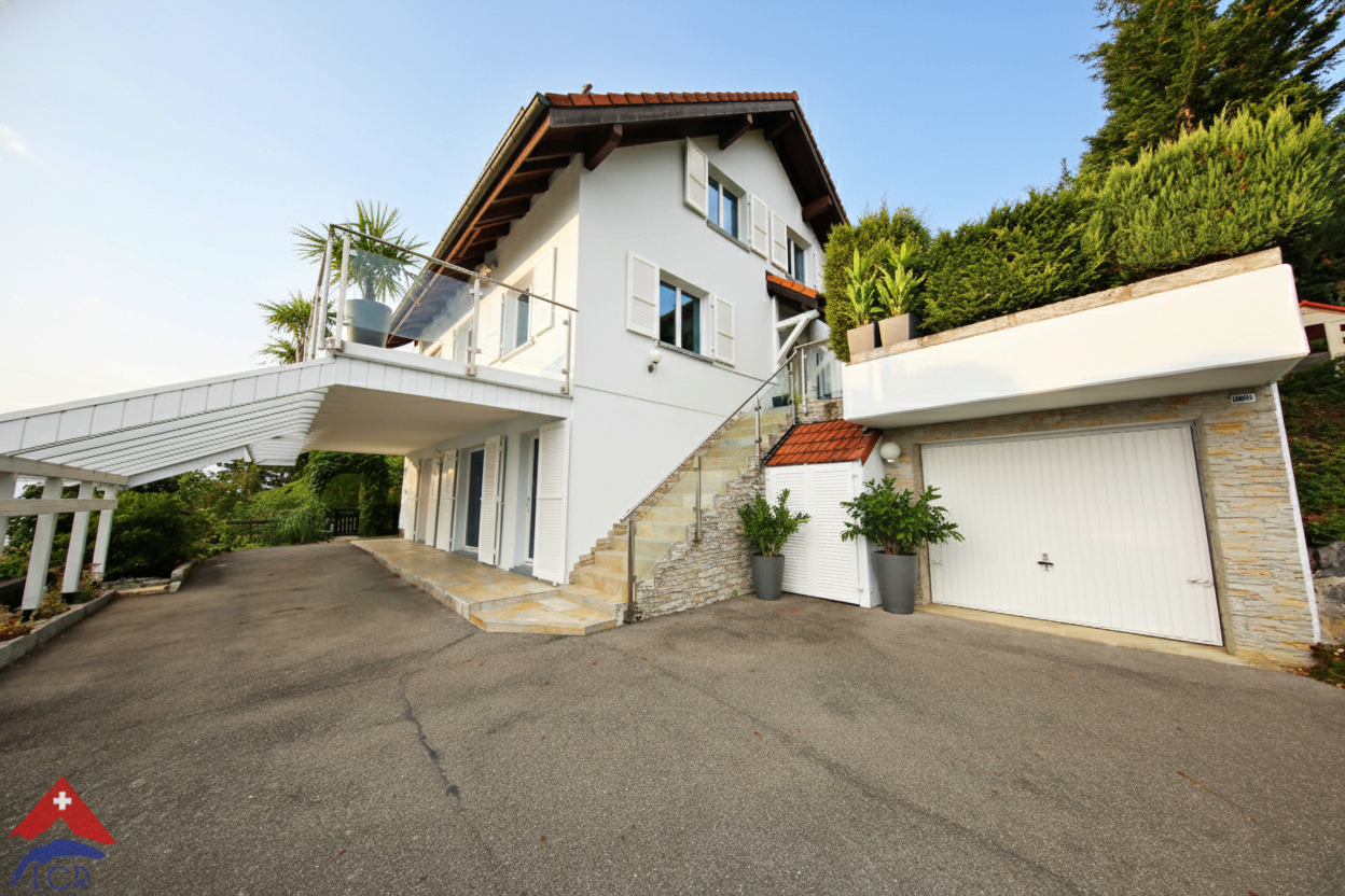 Außenansicht eines Einfamilienhauses mit Zufahrt und Garage