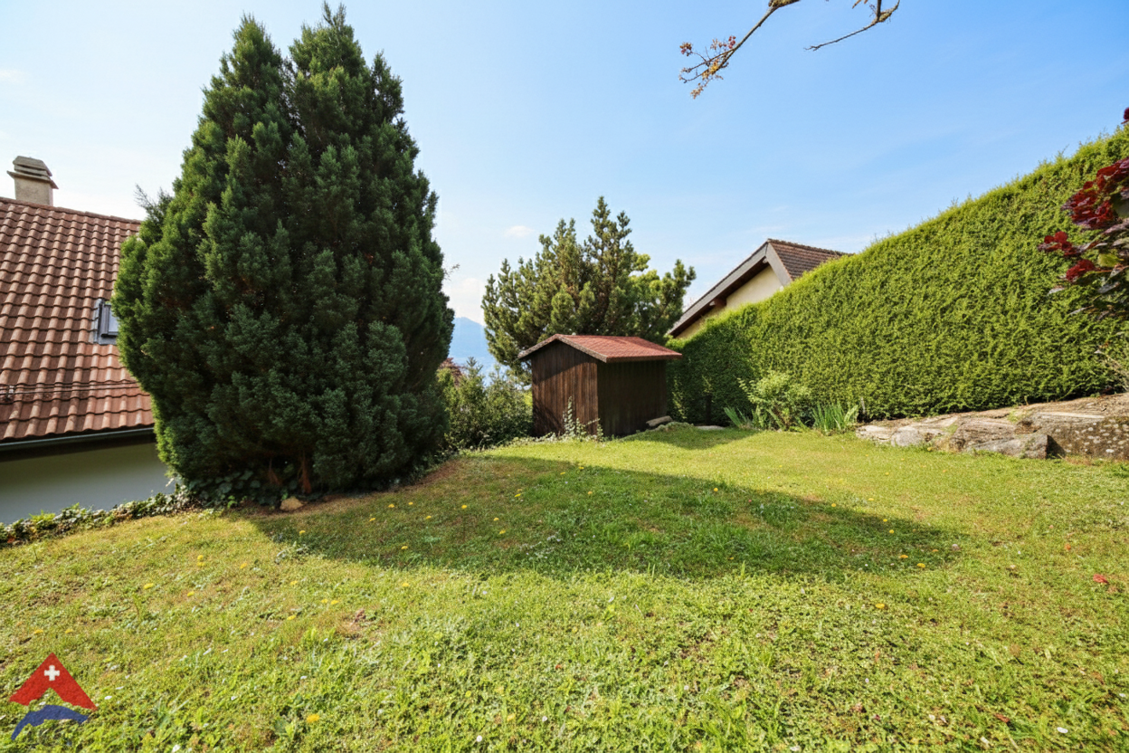 Garten mit Rasen und Bäumen