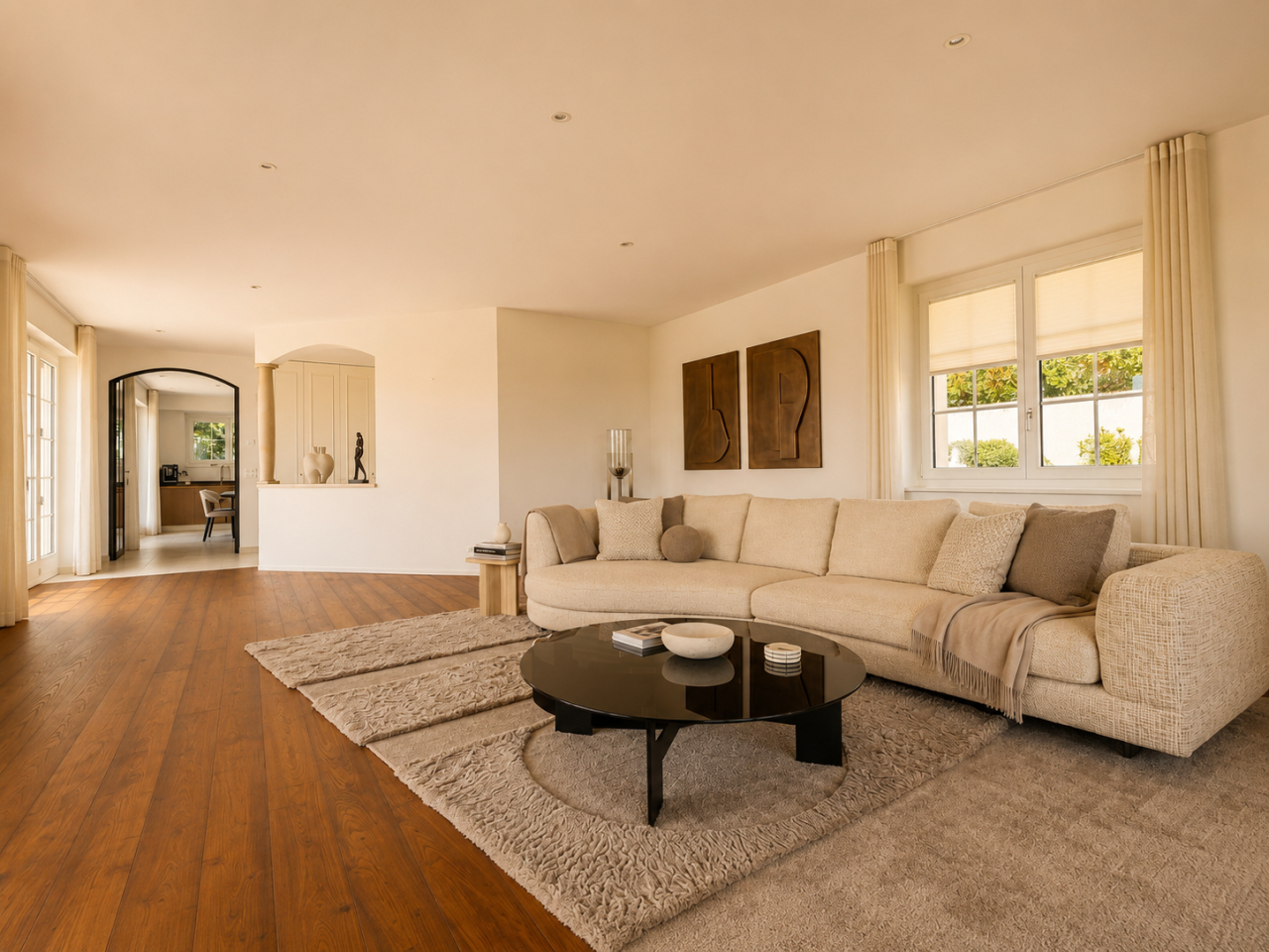 Helles, modern eingerichtetes Wohnzimmer mit großem Sofa