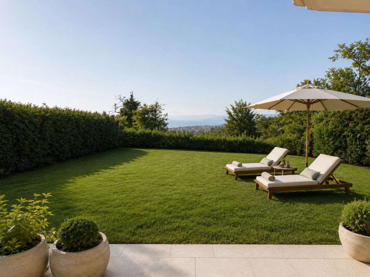 Luxuriöser Garten mit Liegen und Sonnenschirm
