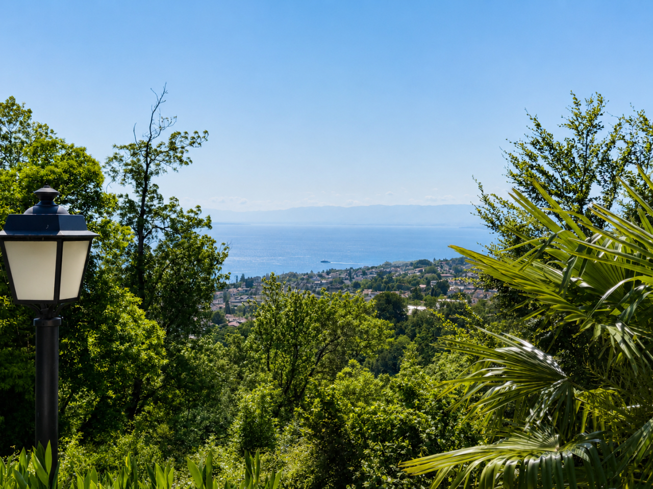 Seeblick aus einem grünen Garten