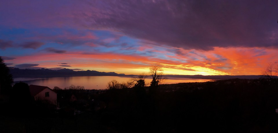 Sonnenuntergang über Wasser und Bergen