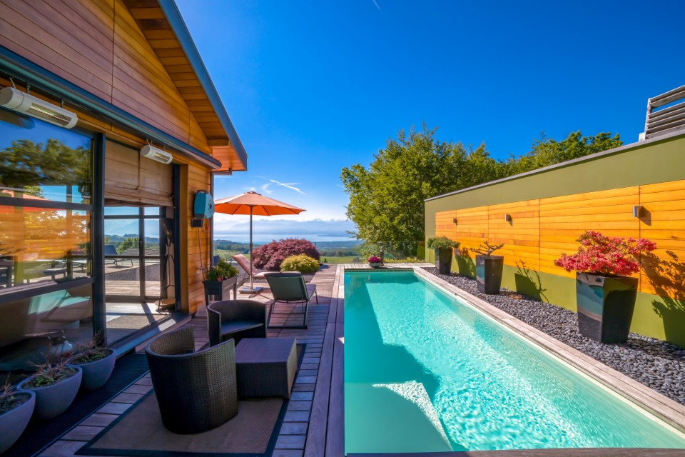 Außenbereich mit Pool und Terrasse