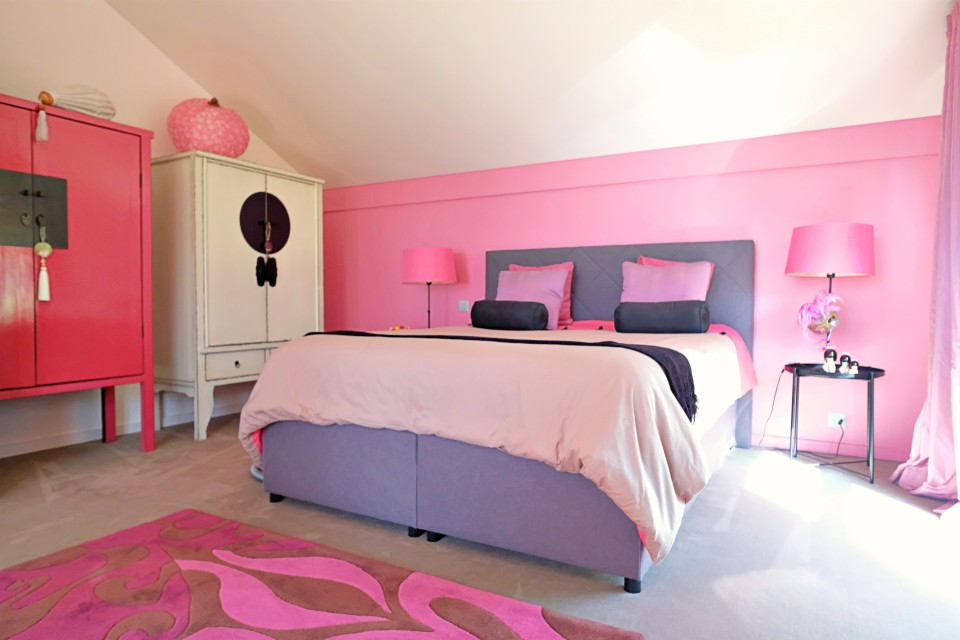 Rosa Schlafzimmer mit Doppelbett