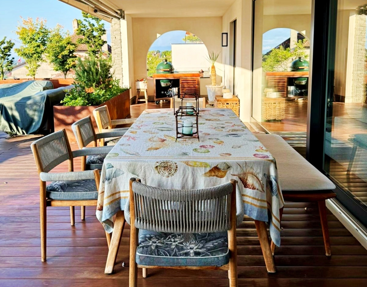 Überdachte Terrasse mit Essbereich und Grillstation