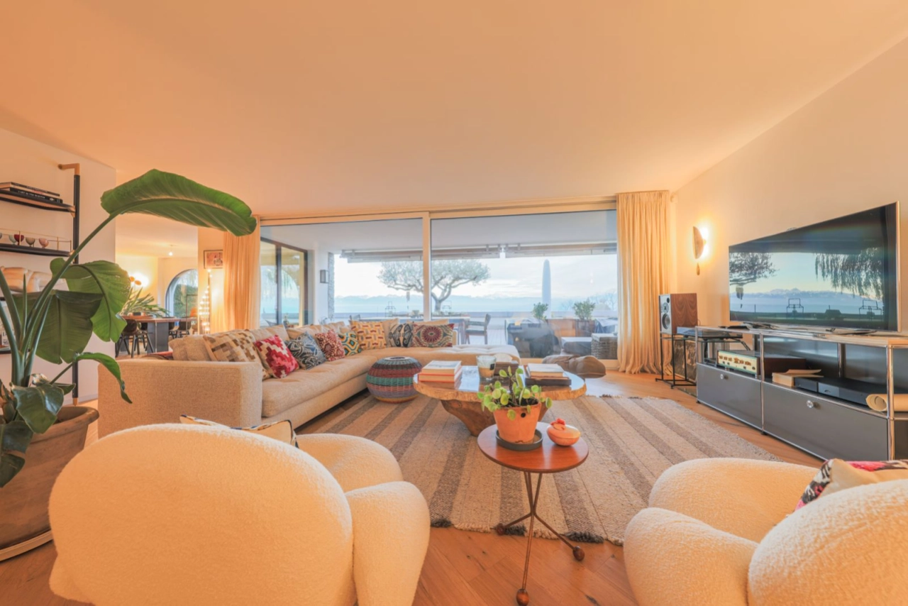 Heller Wohnraum mit Meerblick