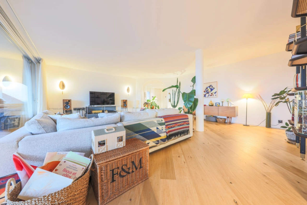 Helles offenes Wohnzimmer mit großen Fenstern