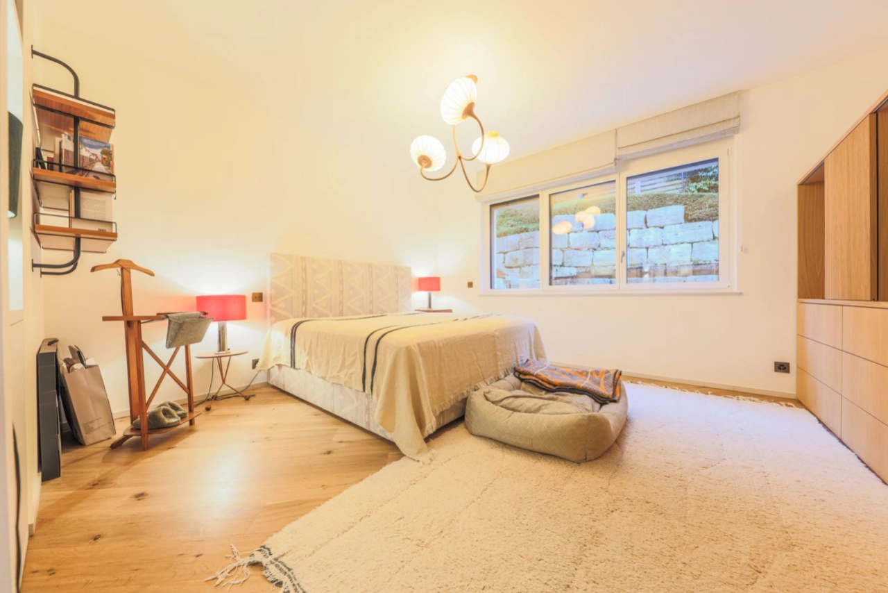 Helles Schlafzimmer mit warmen Holzakzenten