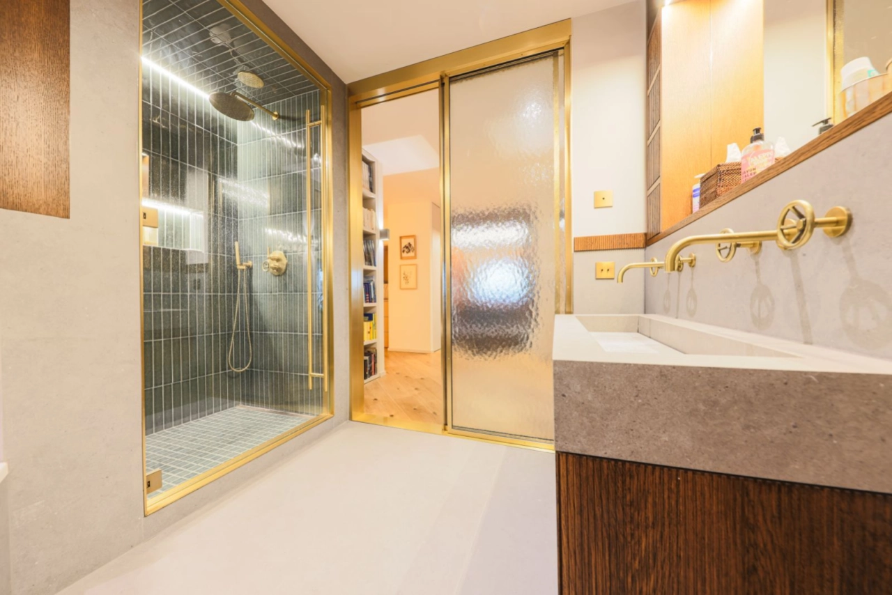 Modernes Bad mit begehbarer Dusche und Doppelwaschtisch