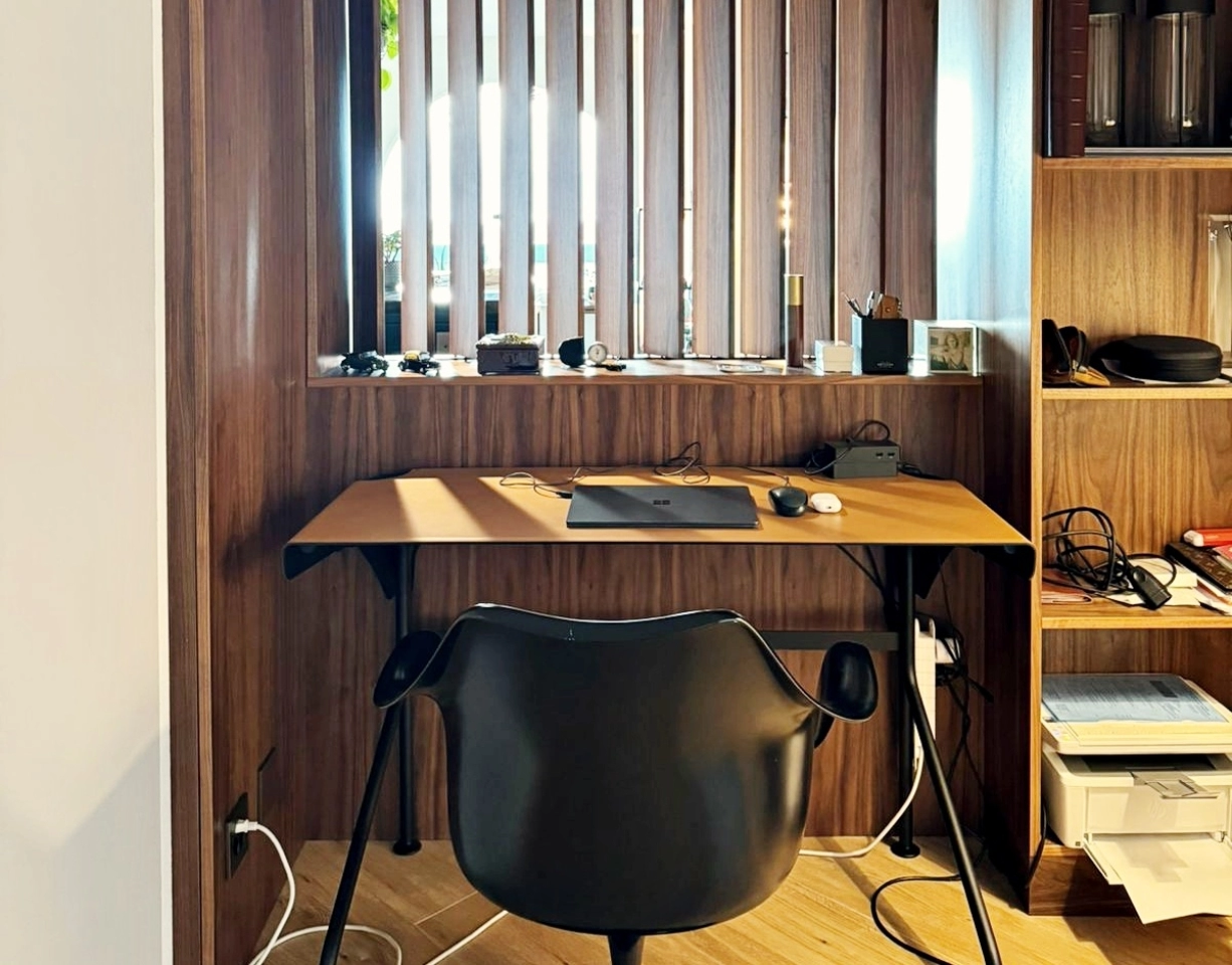 Home-Office mit Holzvertäfelung