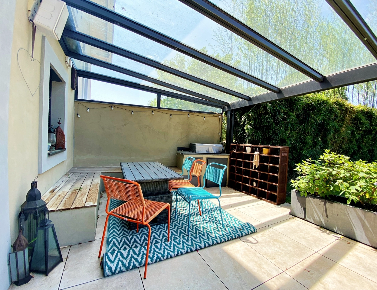 Überdachte Terrasse mit Sitzgruppe
