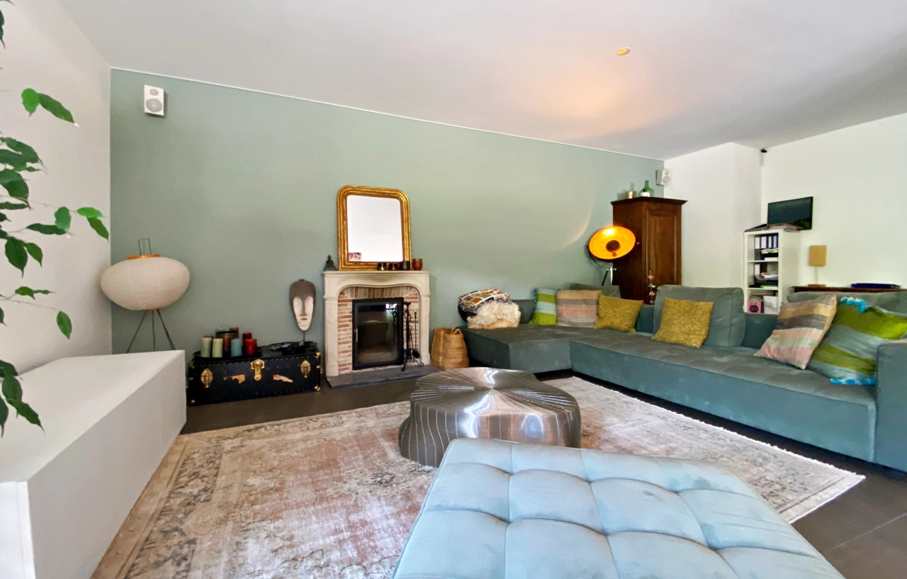 Gemütliches Wohnzimmer mit Kamin und Ecksofa