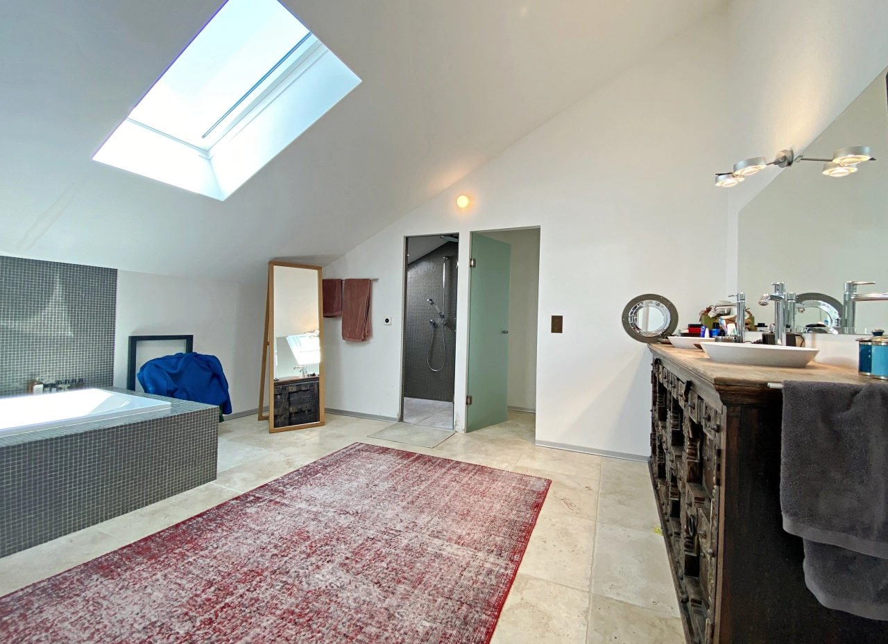 Modernes Badezimmer mit Dachfenster