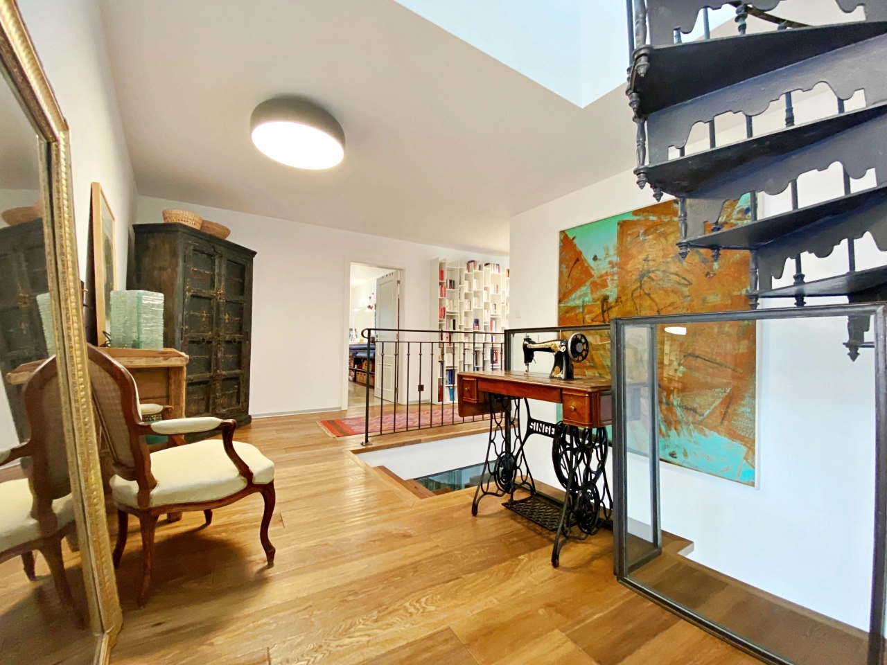 Offene Galerie mit Treppe und Nähmaschine