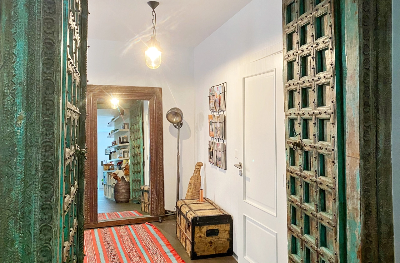 Boho-Flur mit dekorativen Holztüren