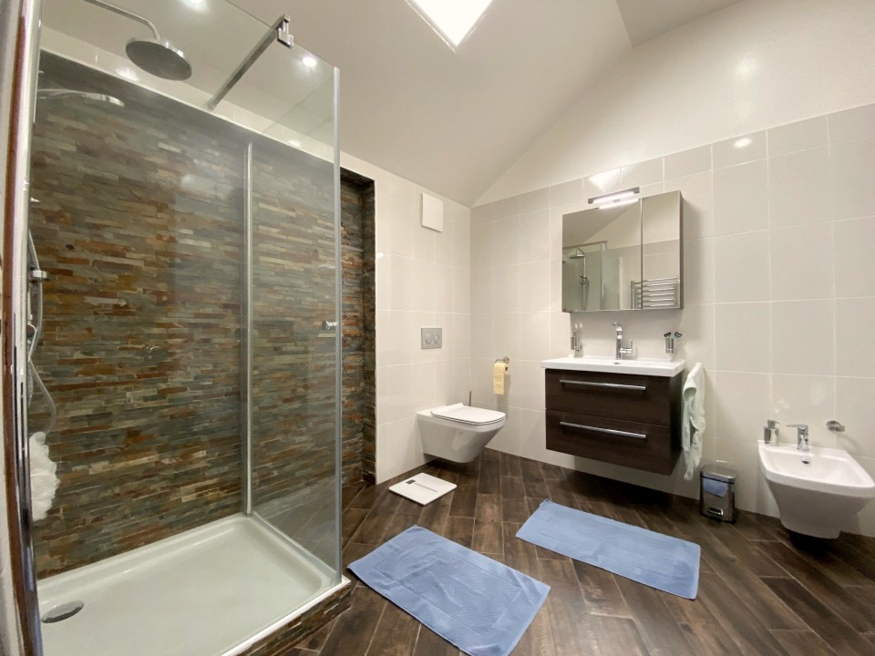 Modernes Badezimmer mit Dusche, Doppelwaschplatz und Bidet