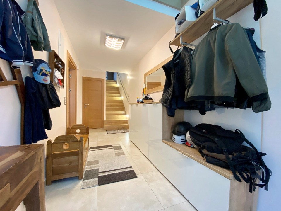 Heller Eingangsbereich mit Treppe und Garderobe