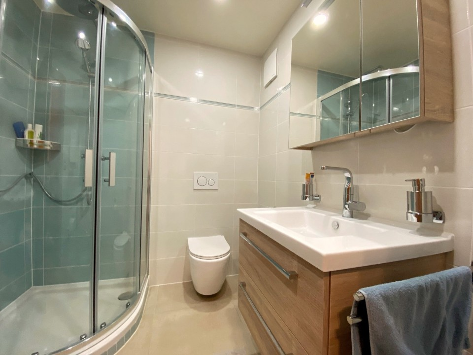 Modernes Badezimmer mit Dusche und Waschtisch