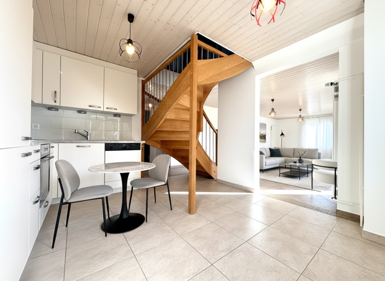 Offener Wohnbereich mit Küche und Treppe
