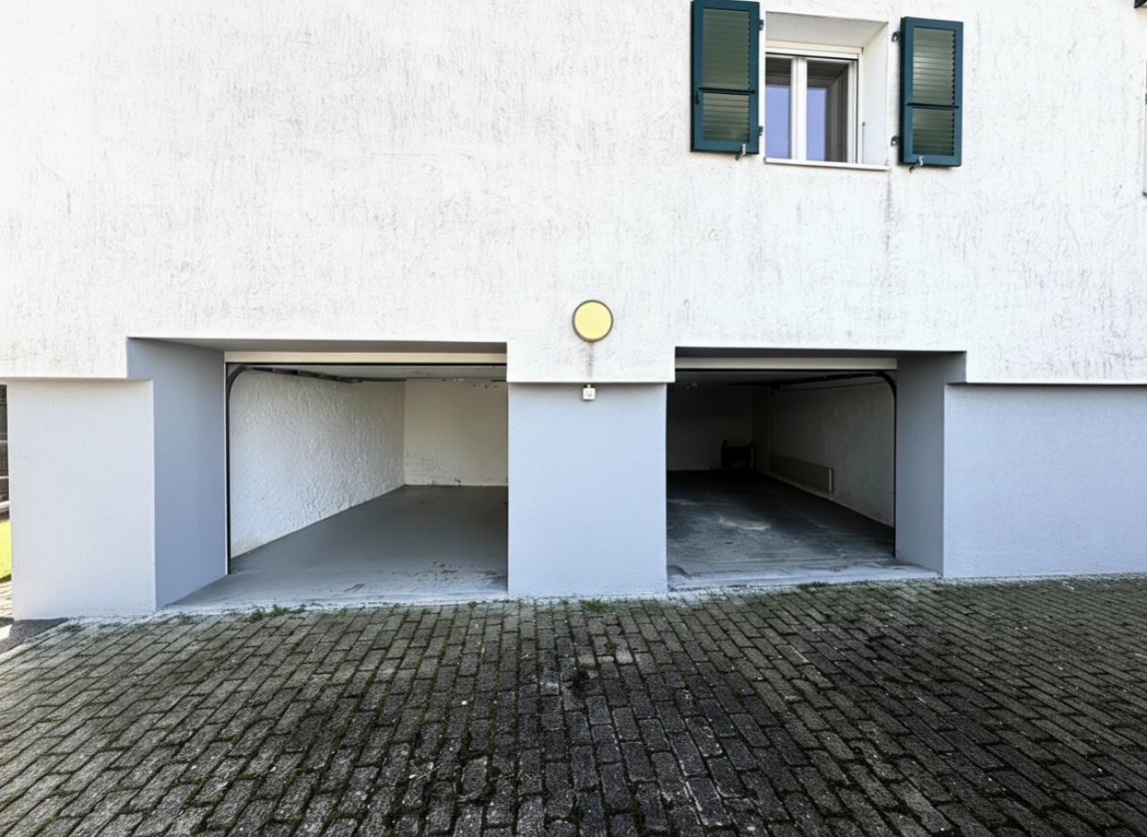 Doppelgarage an weißer Fassade
