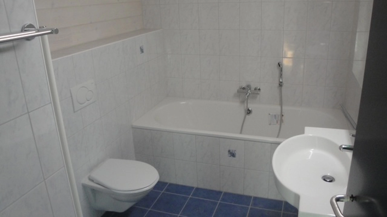 Badezimmer mit Badewanne und WC