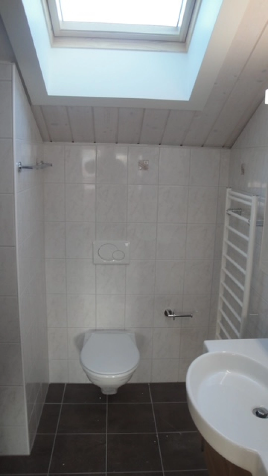 Kleines Tageslicht-Bad mit WC