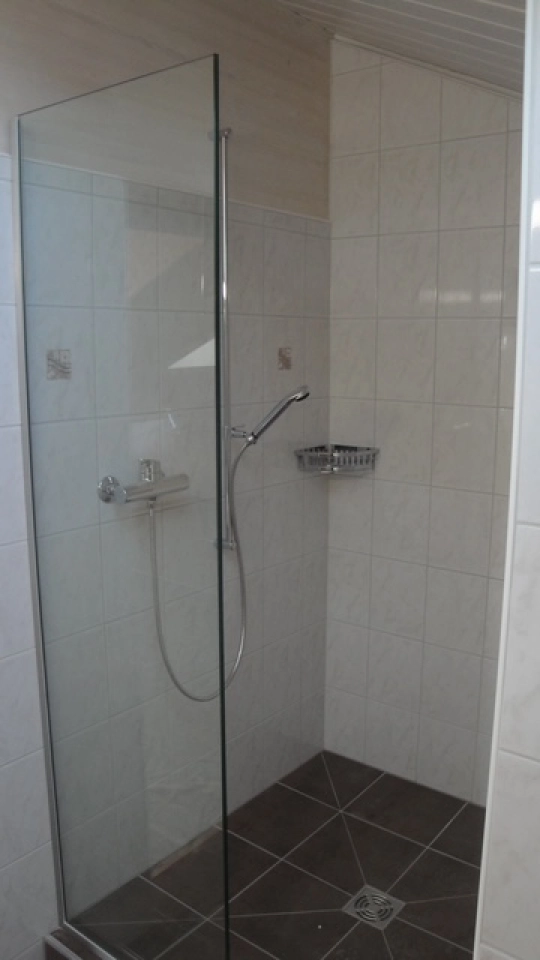 Badezimmer mit begehbarer Dusche