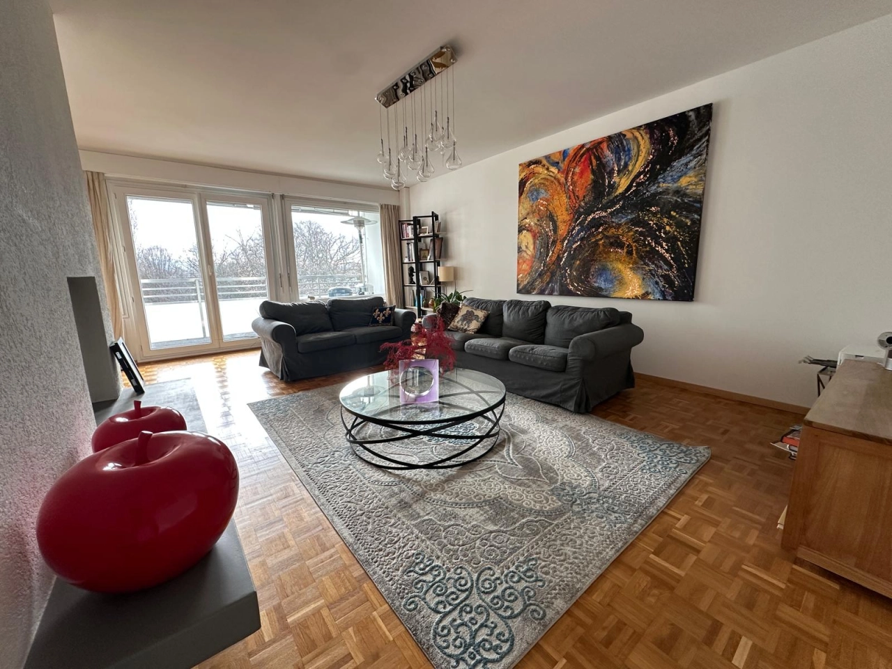 Helles Wohnzimmer mit Balkonblick