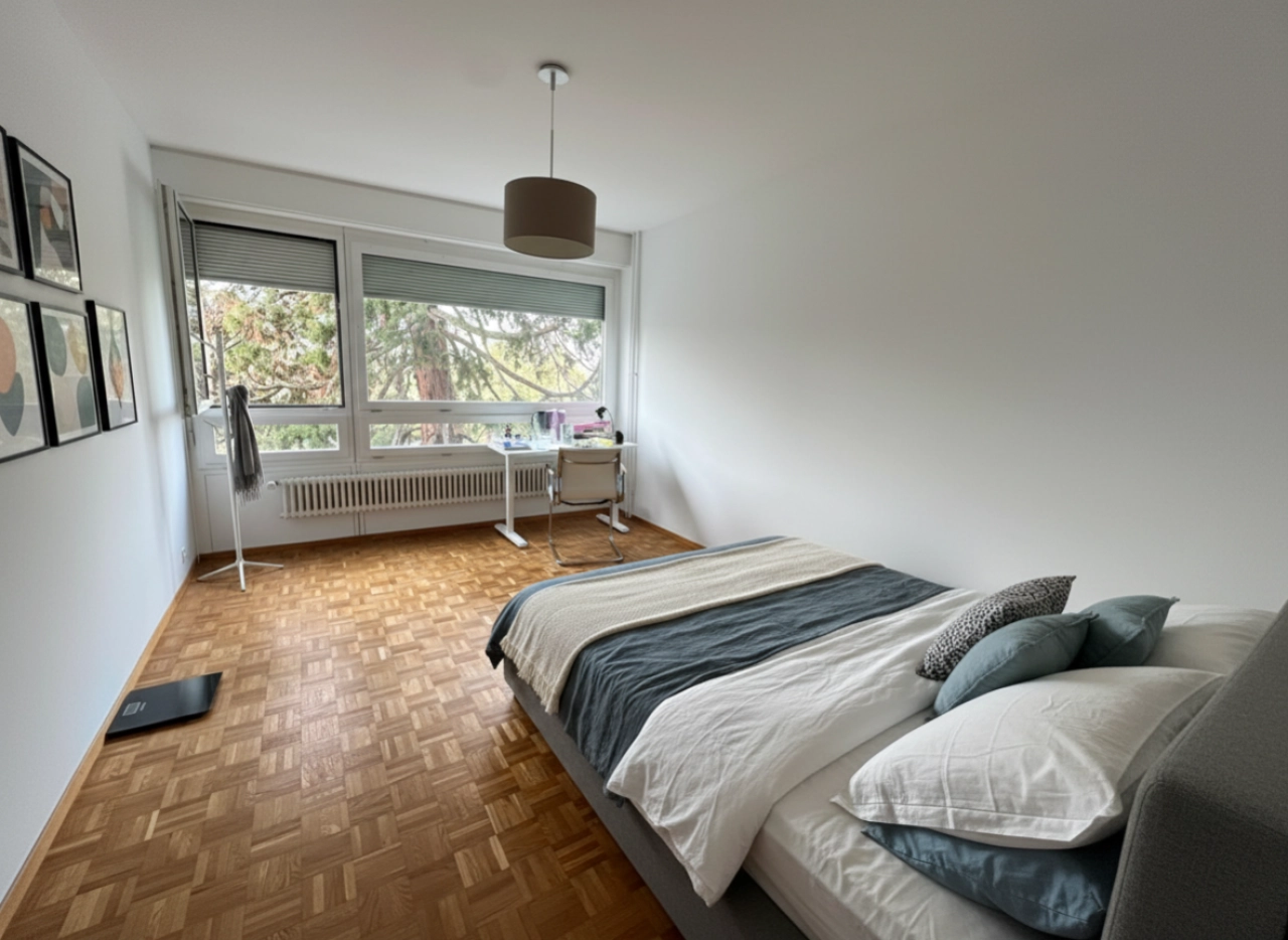 Helles Schlafzimmer mit Arbeitsplatz am Fenster