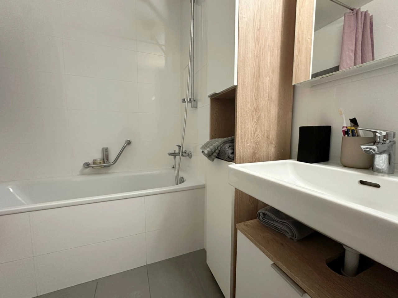 Modernes Badezimmer mit Badewanne und Waschtisch