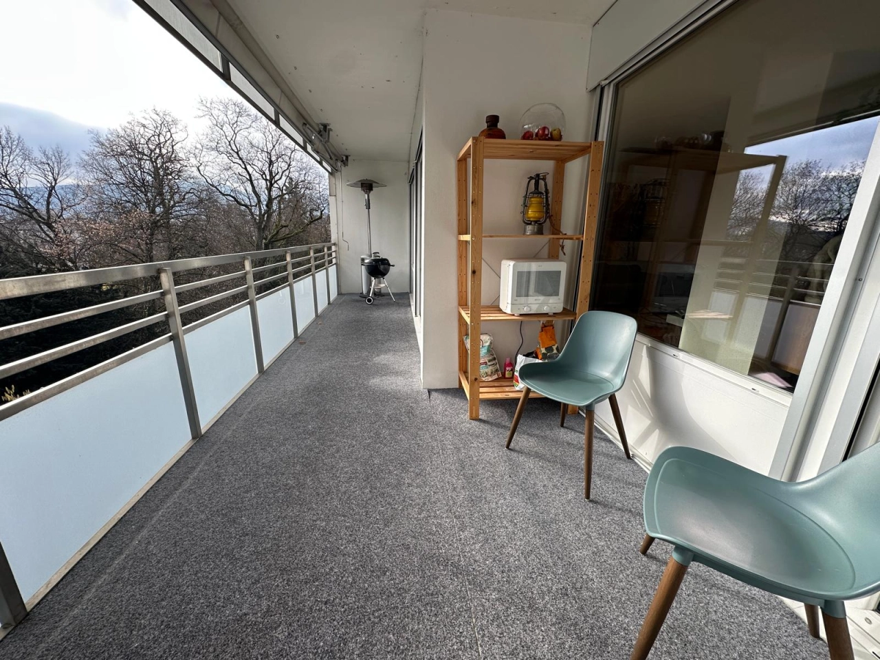 Balkon mit Ausblick ins Grüne