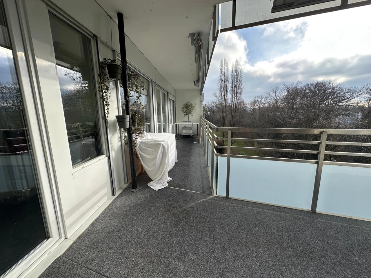 Balkon mit Ausblick ins Grüne