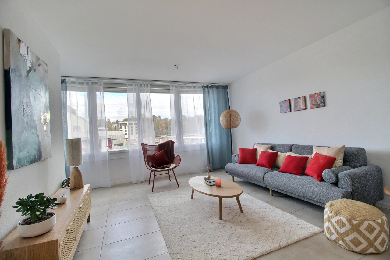 Helles, modern eingerichtetes Wohnzimmer mit großer Fensterfront