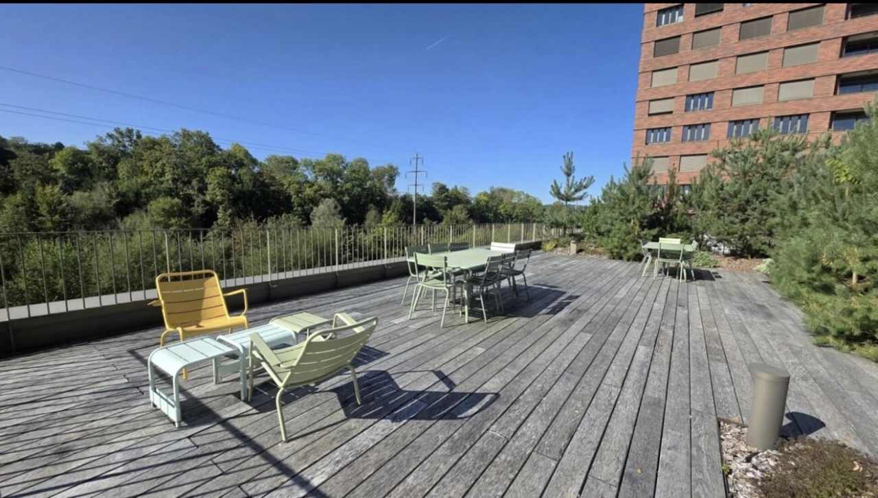 Dachterrasse mit Sitzgruppe und Blick ins Grüne