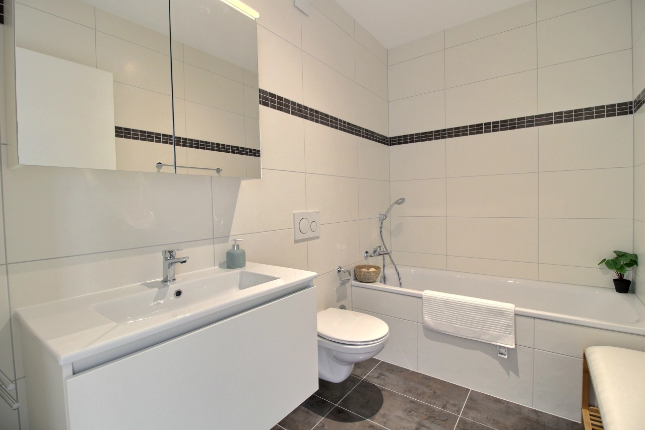 Modernes Badezimmer mit Wanne und Waschtisch