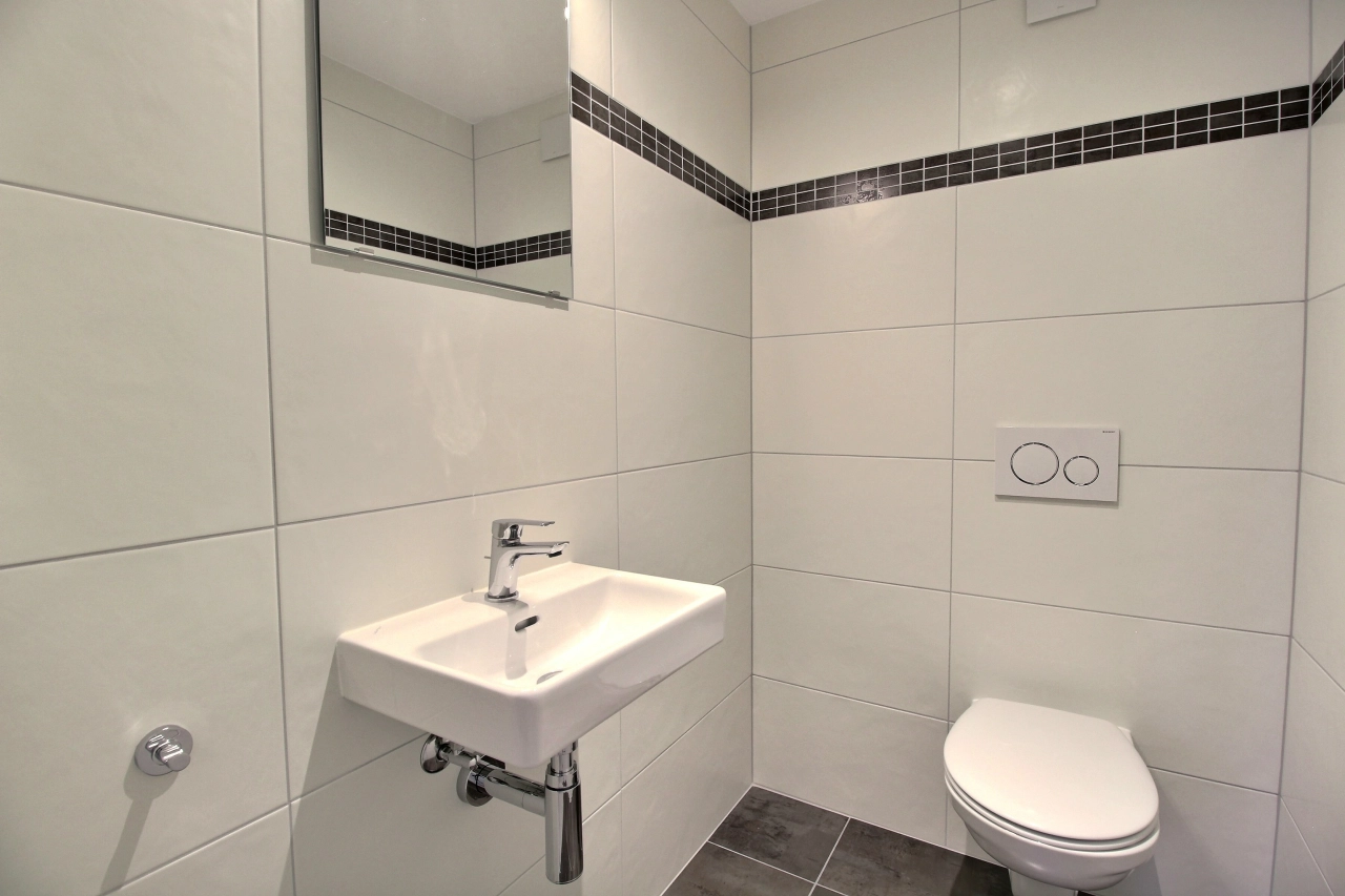 Modernes Gäste-WC mit wandhängendem WC und Waschtisch