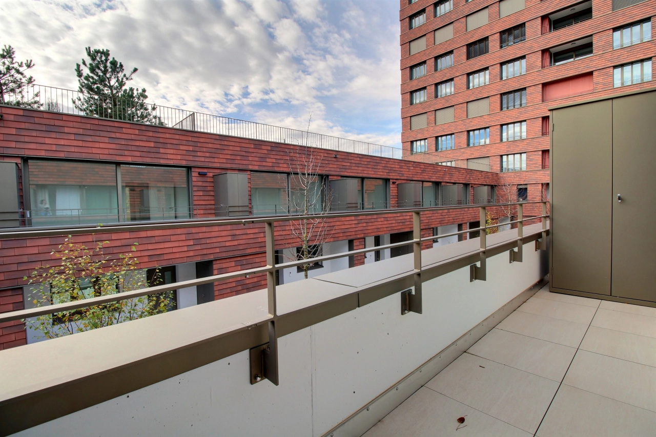 Moderner Balkon mit Blick auf rote Fassaden