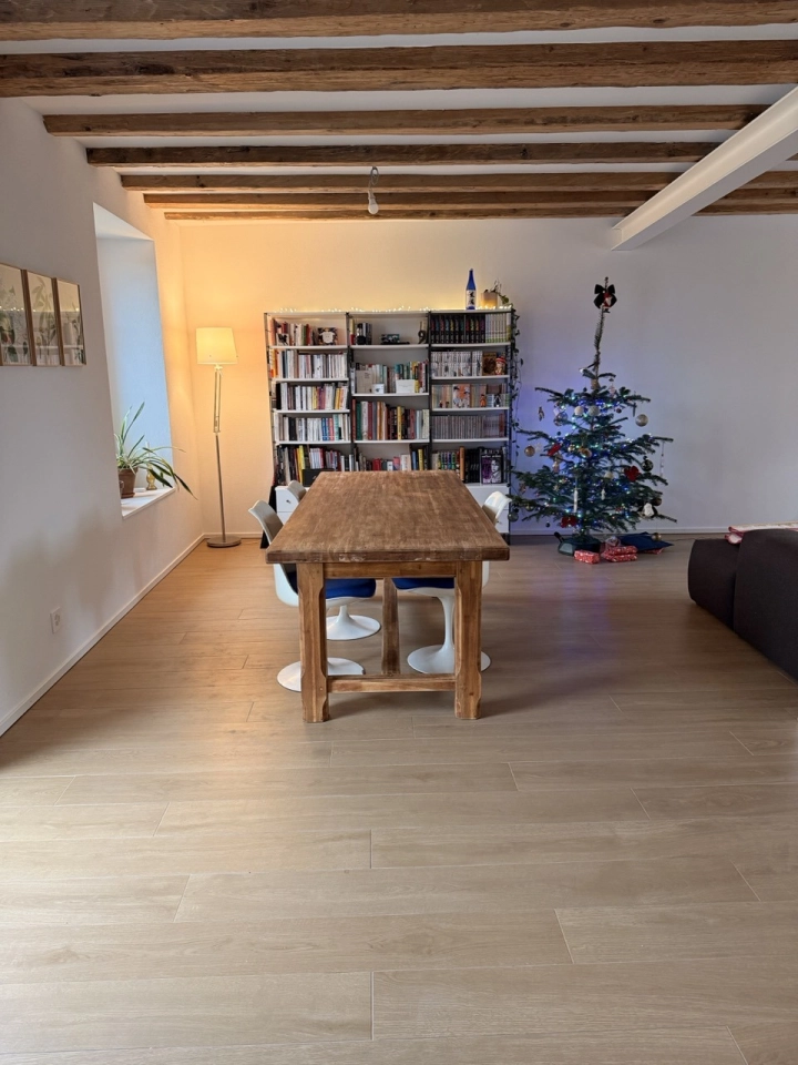 Esszimmer mit Holzbalken und Bücherregal