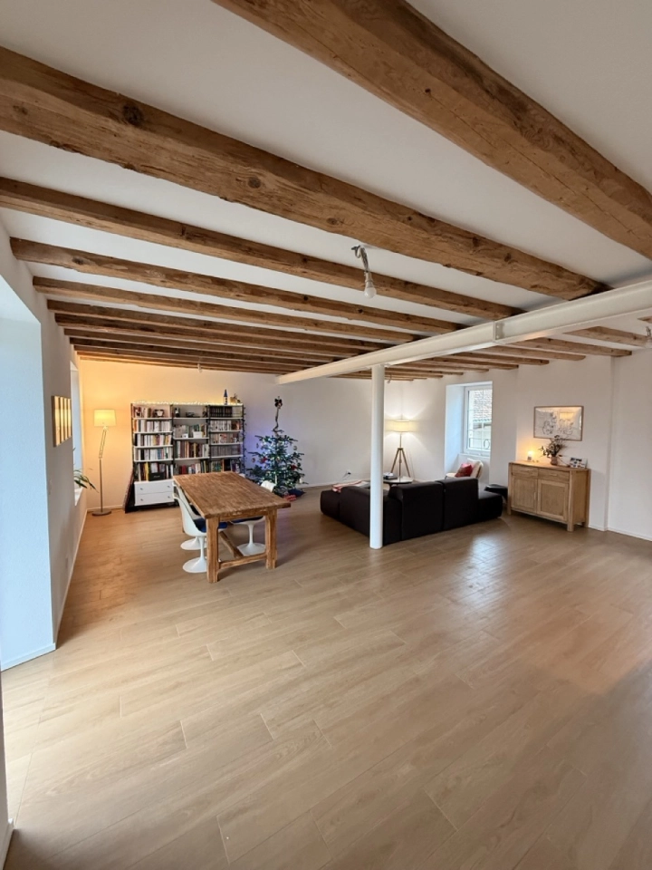 Offener Wohnraum mit Holzbalkendecke