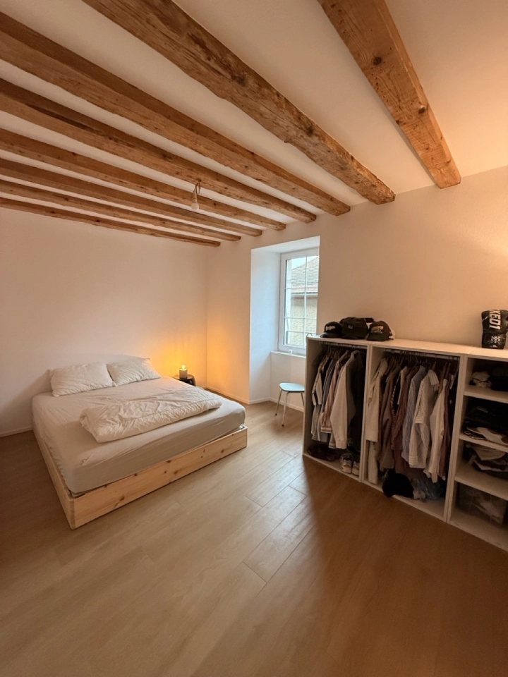 Gemütliches Schlafzimmer mit sichtbaren Holzbalken