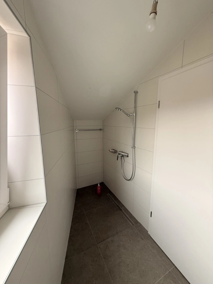 Schmale begehbare Dusche unter Dachschräge