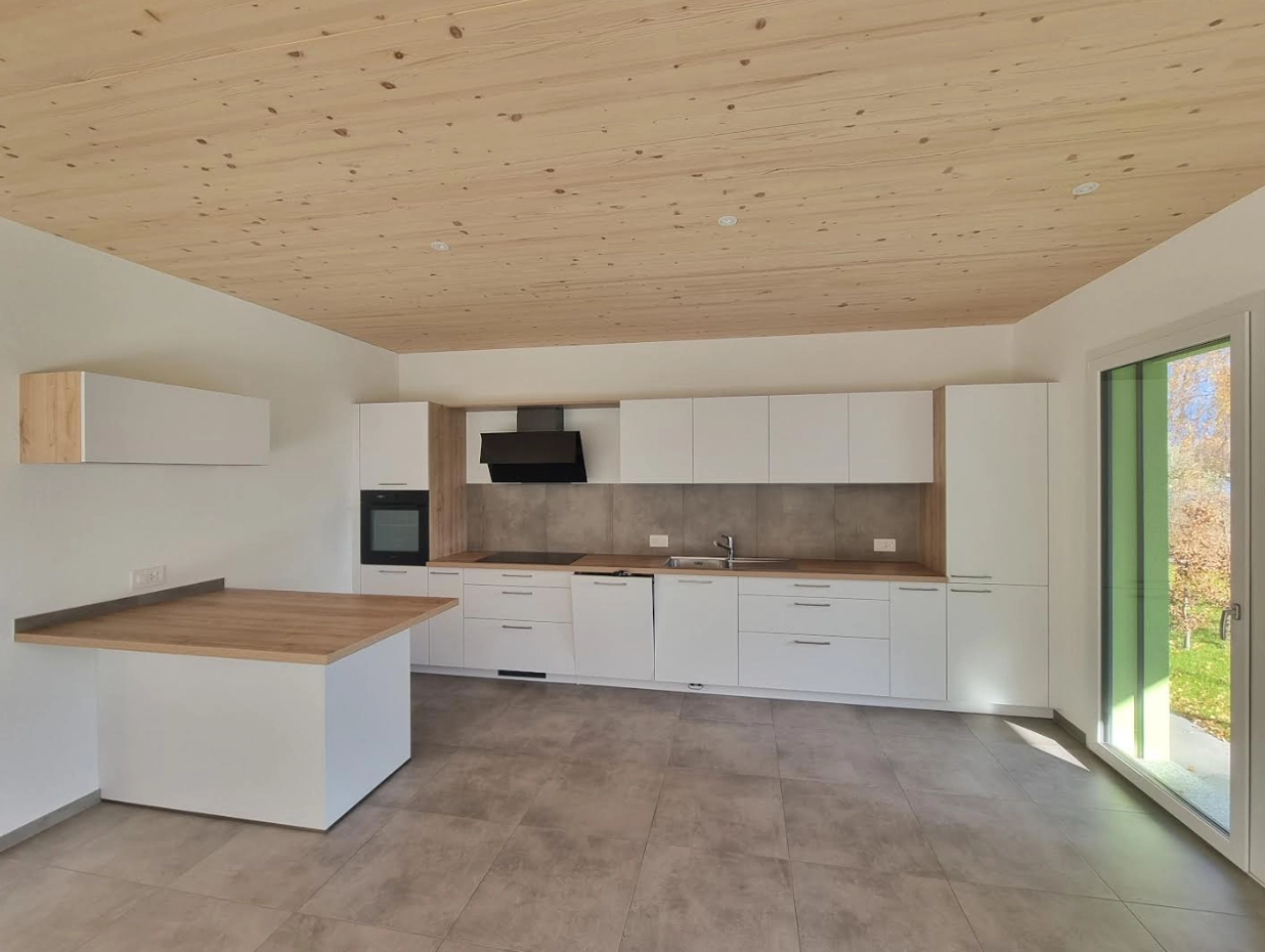 Moderne offene Küche mit Holzdecke