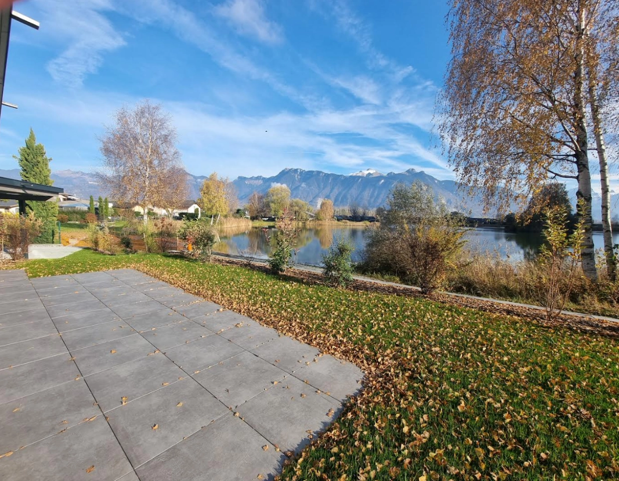 Seeblick-Garten mit Bergpanorama