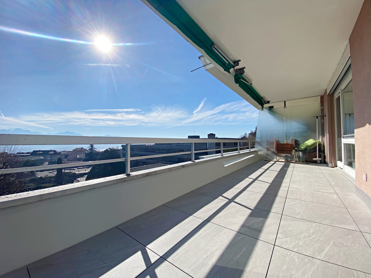 Großer Balkon mit Meerblick