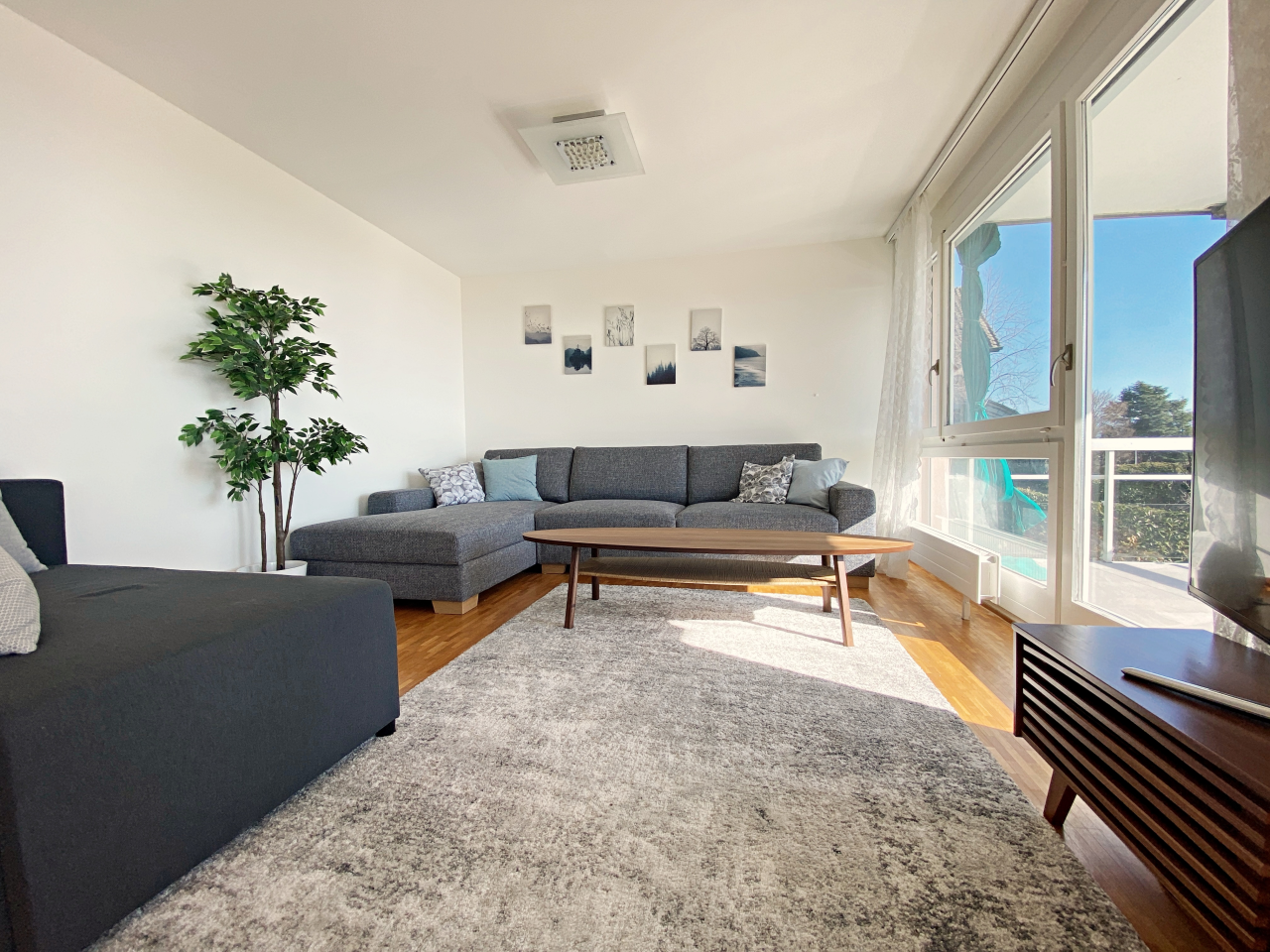 Helles Wohnzimmer mit großer Fensterfront