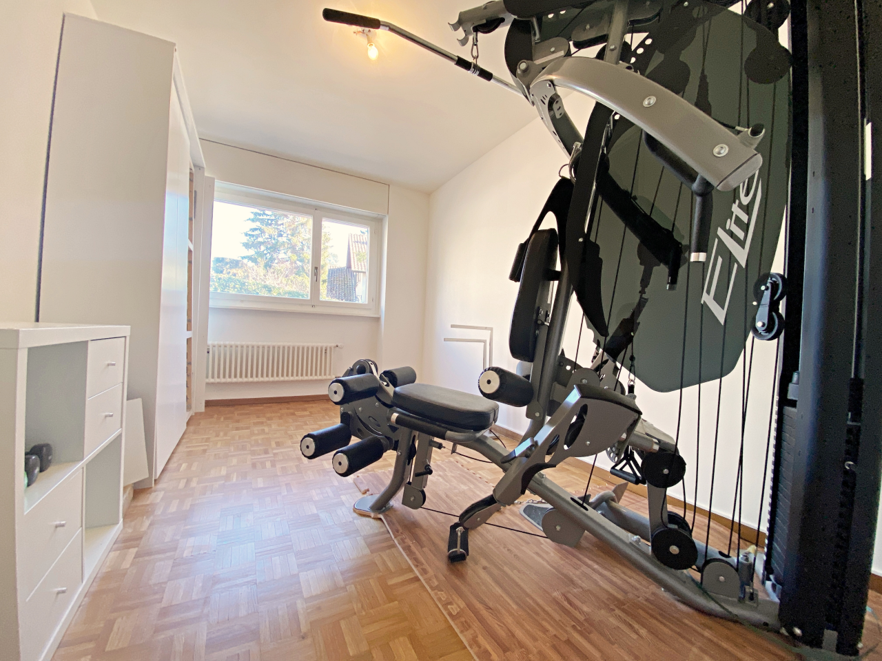 Fitnessraum mit Trainingsgerät